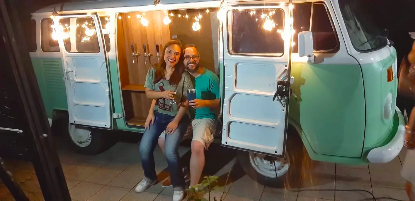 Pessoas junto à Kombozita iluminada à noite